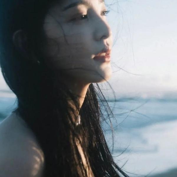 穿风信子蓝的少女